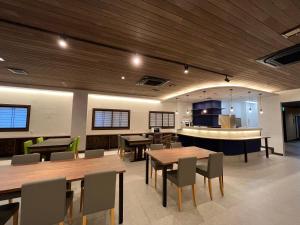 宫岛樱谷酒店的餐厅设有木制天花板和桌椅