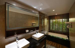 波普托Celes Samui的浴室设有2个水槽、浴缸和镜子