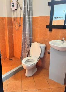 万荣美景旅馆的一间带卫生间和水槽的浴室