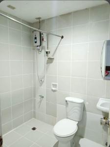 长滩岛VILLA LOURDES RESORT的带淋浴、卫生间和盥洗盆的浴室
