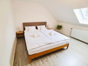 曼兴Apartment Nähe Airbus的卧室配有一张带两个枕头的大白色床