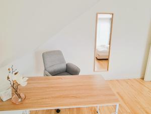 曼兴Apartment Nähe Airbus的配有桌子、椅子和镜子的房间