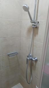 新加坡Property King的浴室内配有淋浴和头顶淋浴