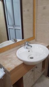 新加坡Property King的浴室设有白色水槽和镜子