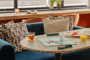 亨厄洛亨厄洛城市酒店的一张桌子,上面有两杯眼镜和一本书