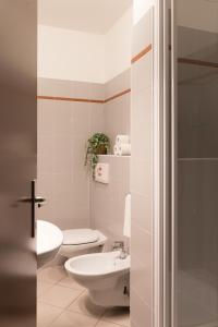 科莫The Convo Lake Como的白色的浴室设有卫生间和水槽。