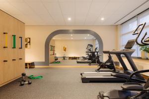 亨厄洛亨厄洛城市酒店的健身房设有跑步机,健身房提供健身自行车