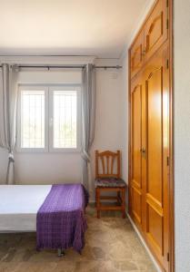 埃尔斯波夫莱特斯Villa Vilches的卧室配有床、椅子和窗户。