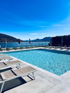 巴韦诺Lago Maggiore Bay的一个带躺椅和水的游泳池