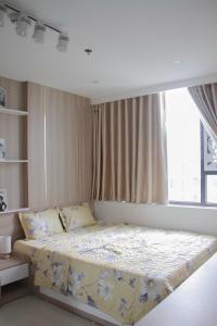 顺化Ly Homestay - Nera Garden Huế的一间卧室设有一张大床和窗户
