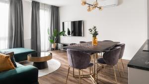 格但斯克Lion Apartments - SCALA City Center Apartments&Parking IK的客厅设有餐桌和椅子