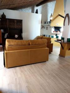 PedralbaLa casita del Horno的带沙发和壁炉的客厅