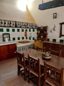 PedralbaLa casita del Horno的一间带木桌和椅子的用餐室