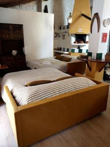 PedralbaLa casita del Horno的一间卧室,配有两张床