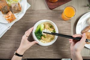 深圳深圳国际会展中心希尔顿酒店的两个人吃一碗带筷子的面汤
