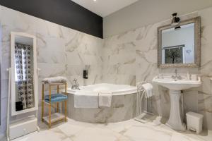 塔布亨利四世酒店的带浴缸和盥洗盆的浴室
