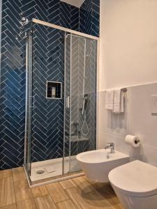 伊斯基亚Casa Vacanze Aenaria 2的带淋浴、卫生间和盥洗盆的浴室