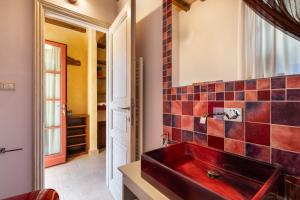 甘巴西泰尔梅La Casina di Borgo Mommialla的一间客房内的红色盥洗盆浴室