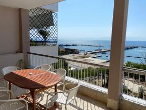 尼亚米卡尼奥纳Elena's Apartments的阳台配有桌椅,享有海景。