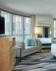 圣地亚哥圣地亚哥共和傲途格精选酒店的客厅配有沙发和1张床