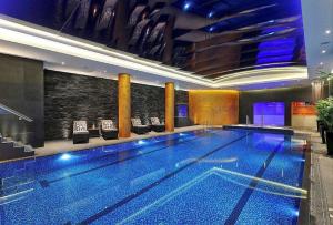 伦敦Elegant & Luxury 2BD Penthouse in London Fulham的在酒店房间的一个大型游泳池