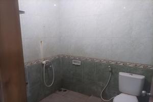 井里汶Permata Hijau的一间带卫生间和淋浴的浴室