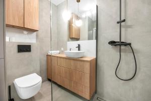 罗兹Lumina 2-room apartment with beautiful view Lodz的浴室配有卫生间、盥洗盆和淋浴。