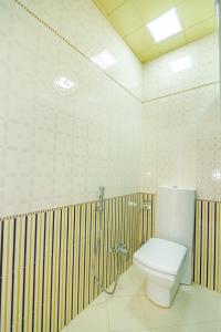 巴库Luxary Home VIP Apartment的一间位于客房内的白色卫生间的浴室