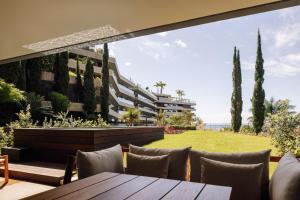 卡列塔Saccharum - Resort and Spa - Savoy Signature的一个带桌椅的庭院和一座建筑
