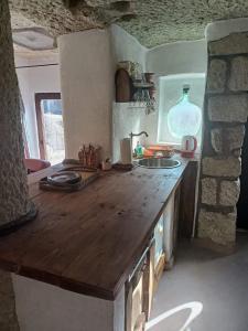 SzomolyaRiolit Barlangszállás Szomolya的厨房配有木制台面和水槽