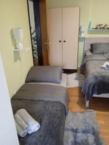 BelišćeKrpan的一间位于地板上带三张床和毛巾的客房
