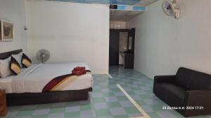 高兰Sleep In Lanta Resort的一间卧室配有一张床和一张沙发