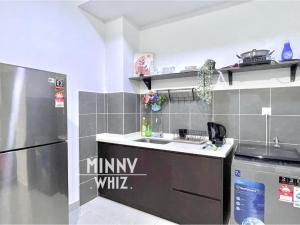 蕉赖MRT Balcony Netizen Couple Friendly #29的厨房配有水槽和冰箱