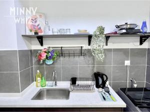 蕉赖MRT Balcony Netizen Couple Friendly #29的厨房配有水槽和台面