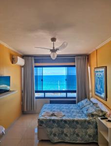 萨尔瓦多Farol Barra Flat 202的一间卧室配有一张床,享有海景