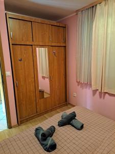 布雷日采Hiša Palček的卧室配有2双拖鞋,位于地板上