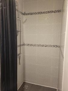 马罗尼河畔圣洛朗Hudace的浴室内配有黑色淋浴帘和淋浴