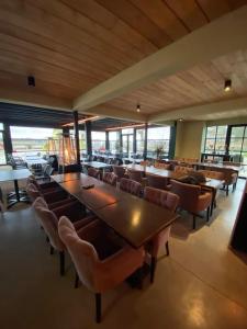卡斯特尔莱KARIBU - Olifant的用餐室设有桌椅和窗户。