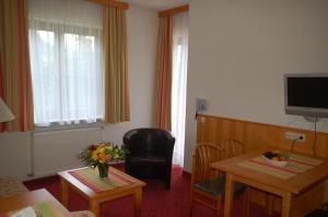 巴特霍夫加施泰因劳舍尔帕拉塞尔苏斯酒店的酒店客房配有桌子、椅子、桌子和桌子。