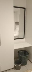 温特和克One bedroom self-catering apartment at CITY JUNCTION的一个带篮子的房间的架子上的镜子