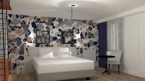 希农Gabriel Hotel Chinon的卧室配有白色的床和花卉壁纸