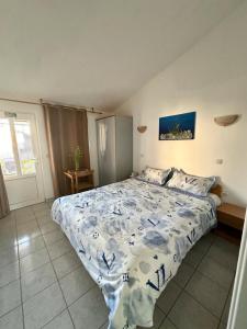 波达卡Apartments Natalika的一间卧室配有一张带蓝色棉被的大床