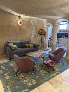 于尔居普Casa Chilai Cappadocia的客厅配有沙发、椅子和地毯