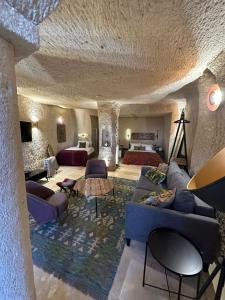 于尔居普Casa Chilai Cappadocia的客厅配有沙发和1张床