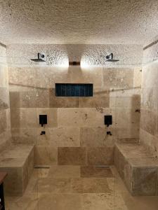 于尔居普Casa Chilai Cappadocia的一间铺有石砖的带淋浴的大浴室