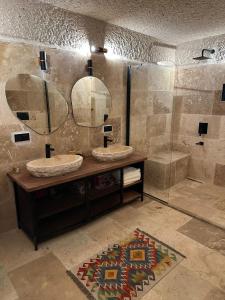于尔居普Casa Chilai Cappadocia的一间带两个盥洗盆和淋浴的浴室