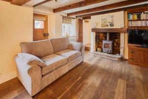 弗莱恩索普Host & Stay - Colcott Cottage的带沙发和壁炉的客厅