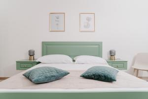 那不勒斯Vista Napoli Residence - Il Cortile的一间卧室配有一张带两个枕头的床