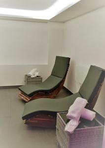 奥尔比亚福尤酒店的两把椅子彼此坐在一个房间里