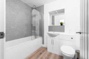 伯明翰Smethwick Deluxe 2 Bedroom Aparetment - Secure Parking - Balcony - Rated Exceptional - 9MC的白色的浴室设有卫生间和水槽。